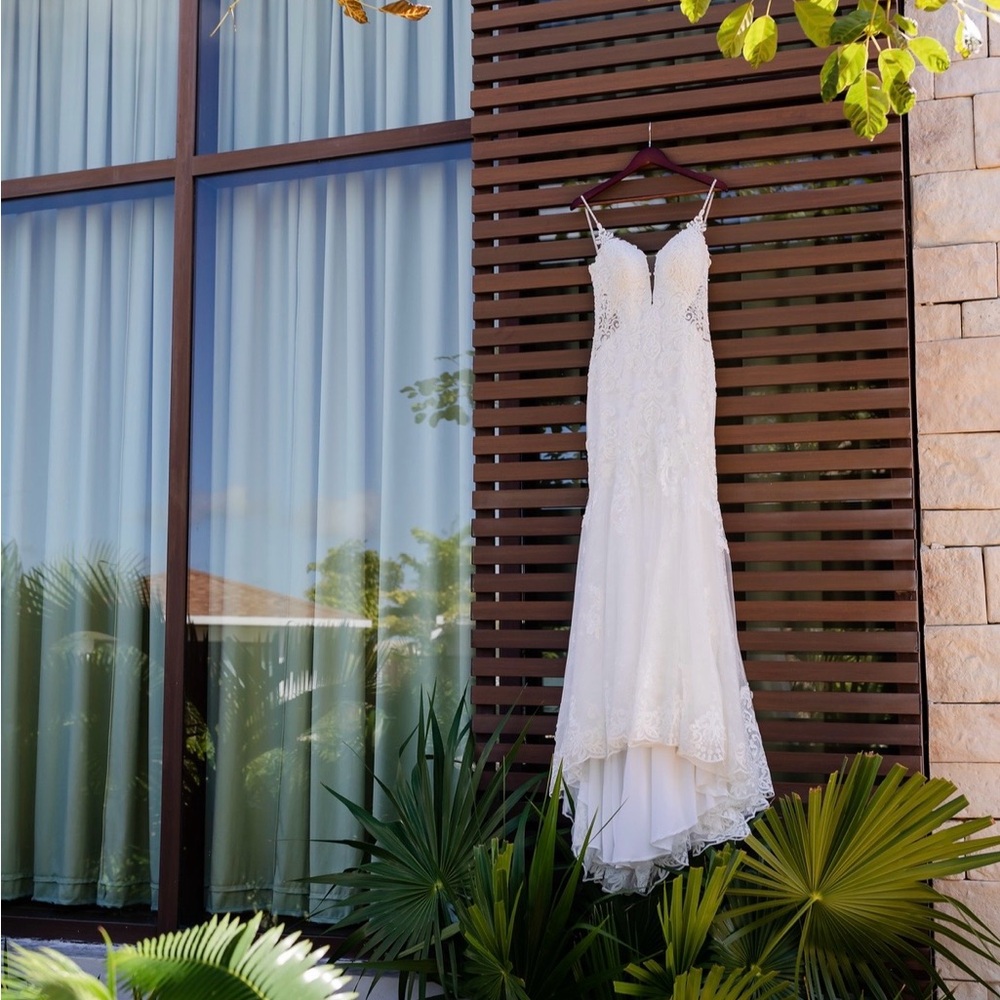 Elegant White Lace Bridal Gown - Classic Wedding Dress